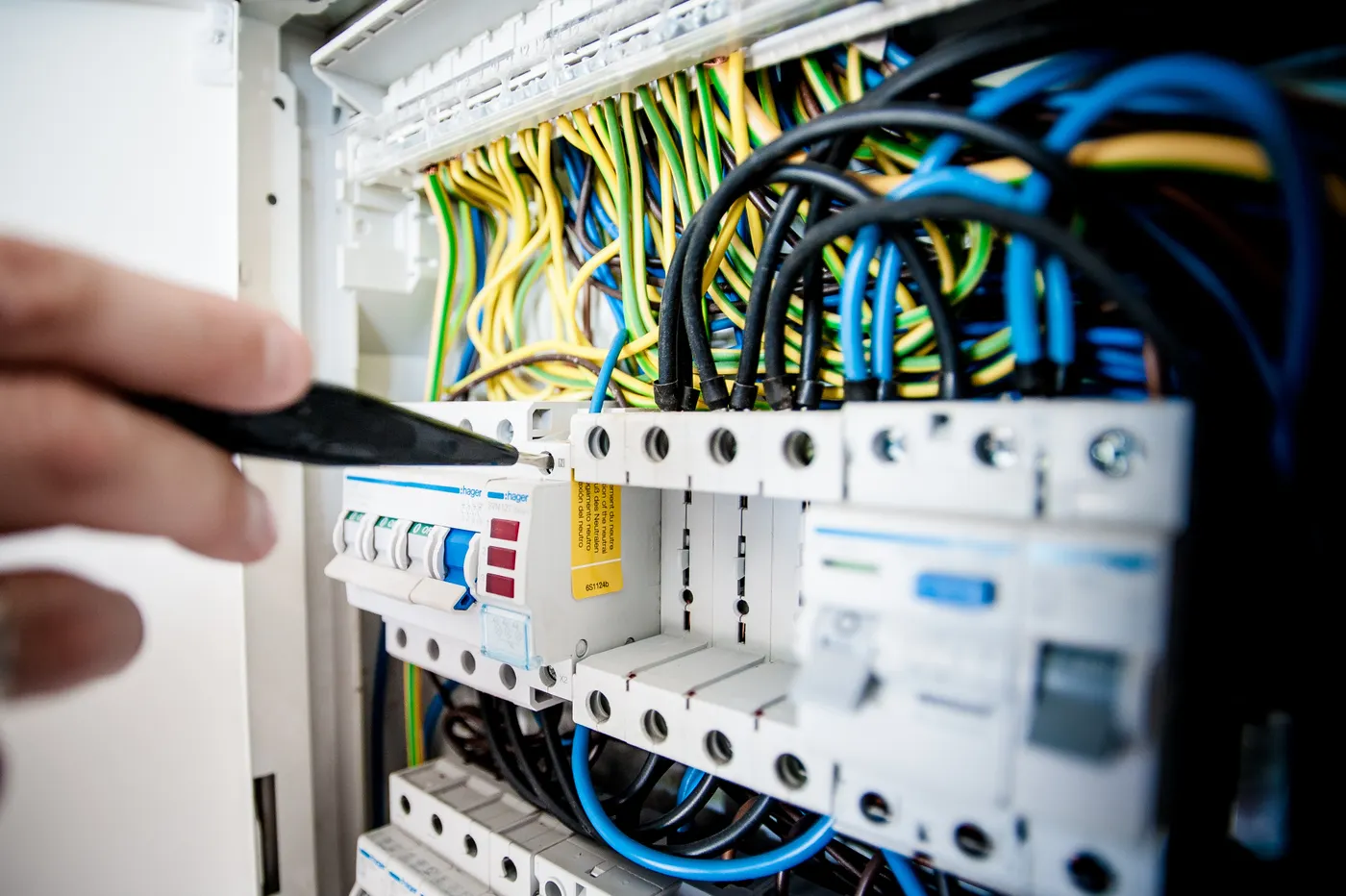 Illustration d’un électricien intervenant sur un tableau électrique