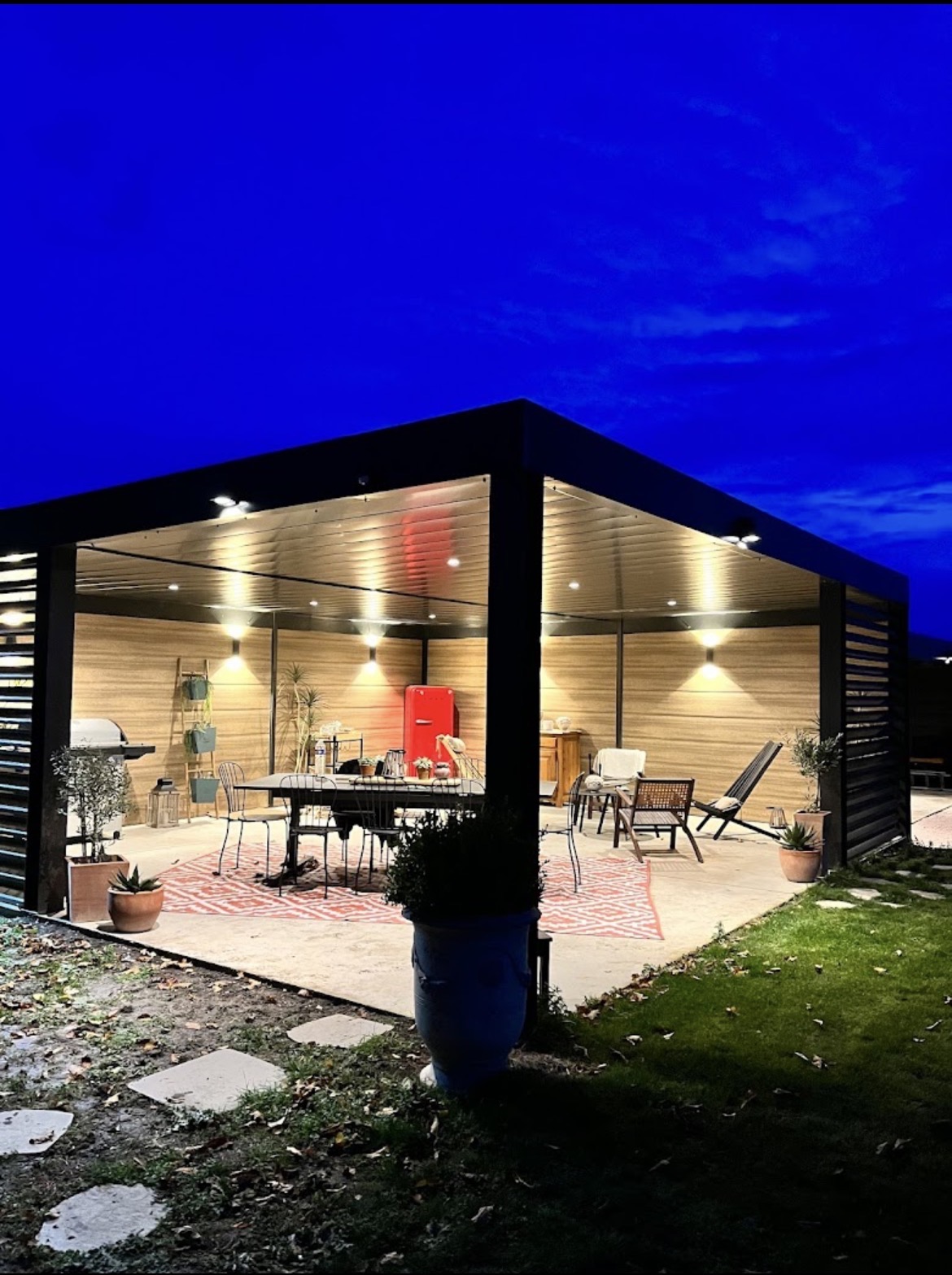 Éclairage extérieur d’une terrasse et d’une pergola réalisé par VOLCAWATT