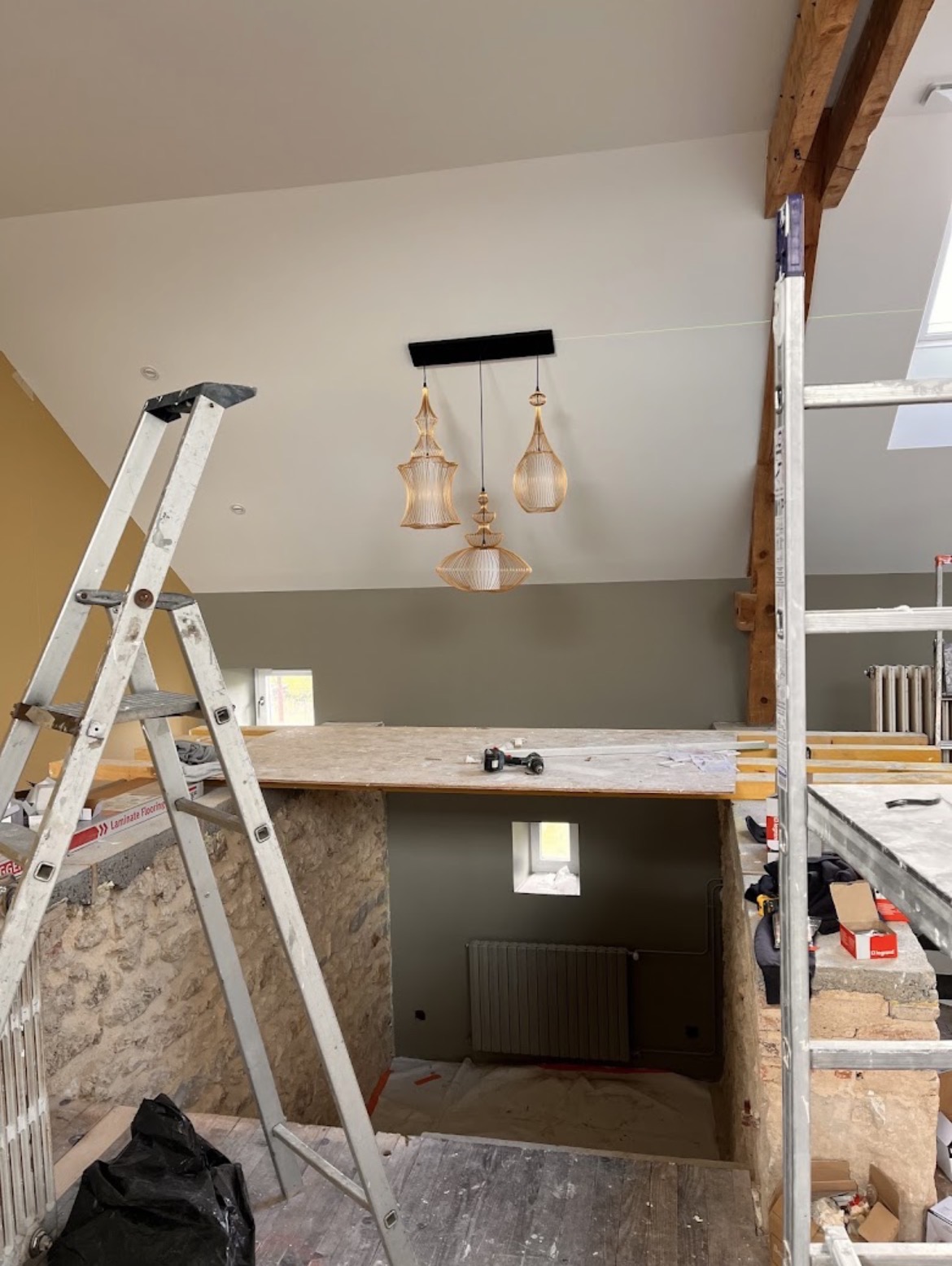Installation de luminaires suspendus dans un intérieur en rénovation par VOLCAWATT