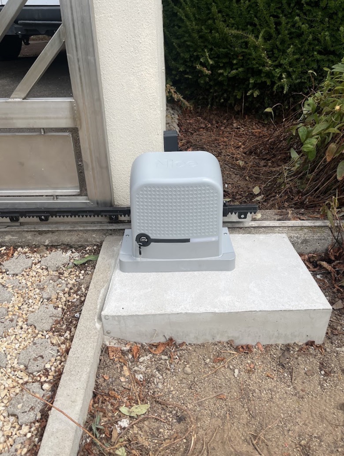 Motorisation de portail extérieur installée par VOLCAWATT